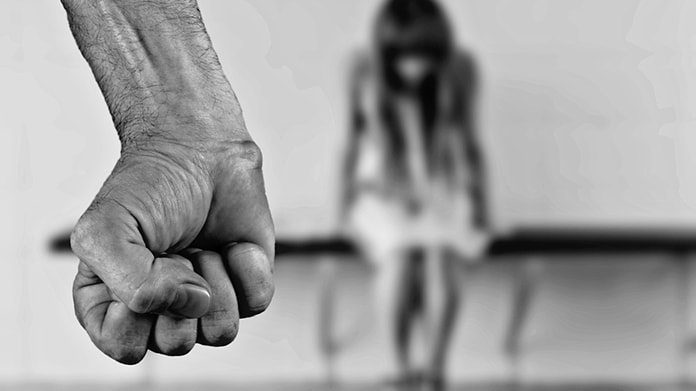 Non è amore, se è violento. Se è violento, donna, denuncialo.