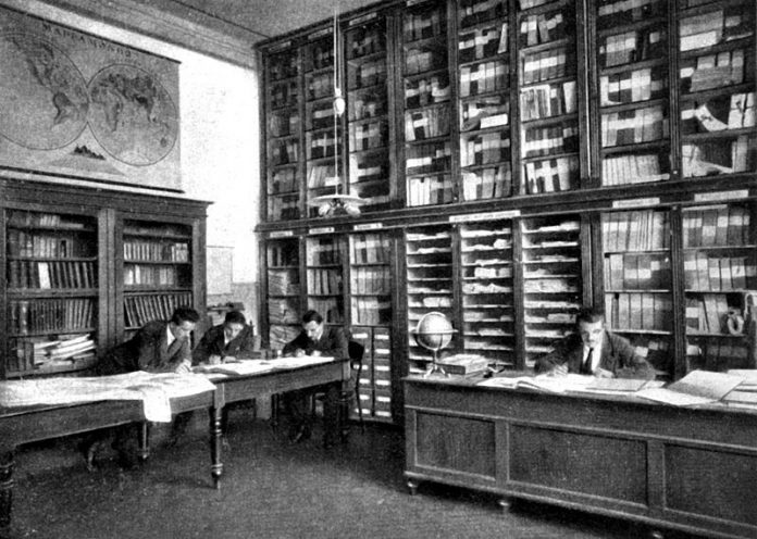 800px-Alla_scrivania_dell'ufficio_scientifico_nel_1920