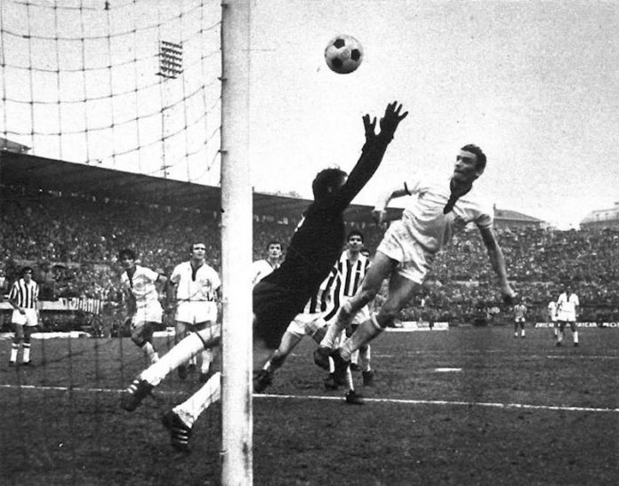 Serie_A_1969-70_-_Gigi_Riva_scoring_for_Cagliari_v_Juventus_in_Turin_(3)