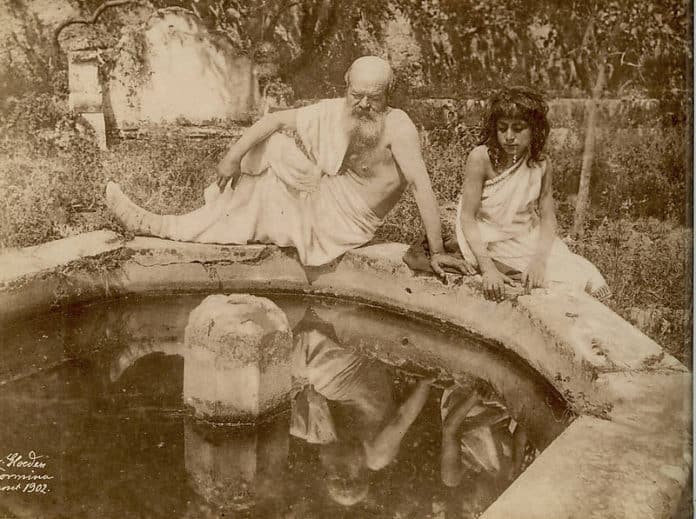 Gloeden,_Wilhelm_von_(1856-1931)_-_n._0027_r_-_Socrate_alla_fonte