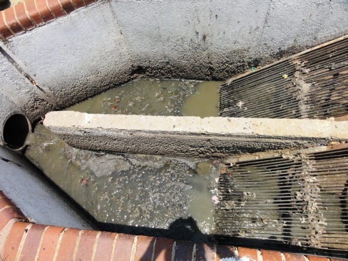 Screening_of_the_wastewater_to_remove_larger_objects._(6845984661)