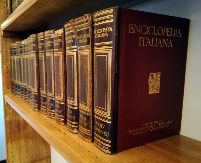 1920px-Enciclopedia_Italiana_(Giulianova)