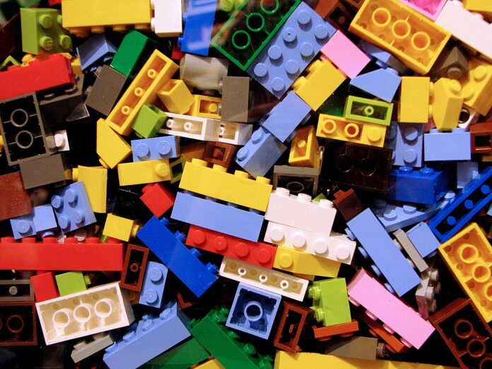 1024px-Lego_bricks