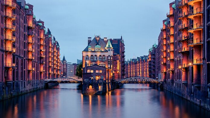 960px-Hamburg,_Speicherstadt,_Wasserschloss_--_2016_--_3223-9_(cinematic)